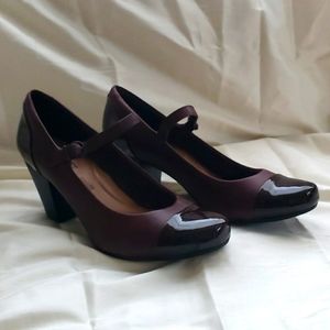 Clark's collection heels with soft cushion insoles. Size 91/2